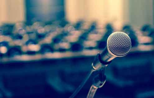 講演会場とマイク